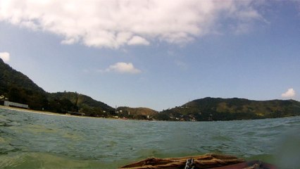 Barco em PET, navegando nas ondas de  Ubatuba, SP, Brasil na Praia da Enseada