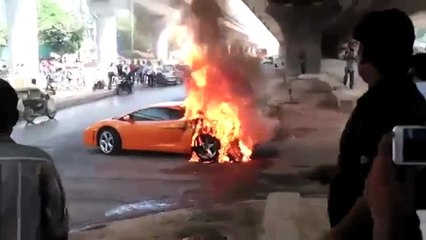 Na Índia, um Lamborghini Gallardo pega fogo no meio da rua!