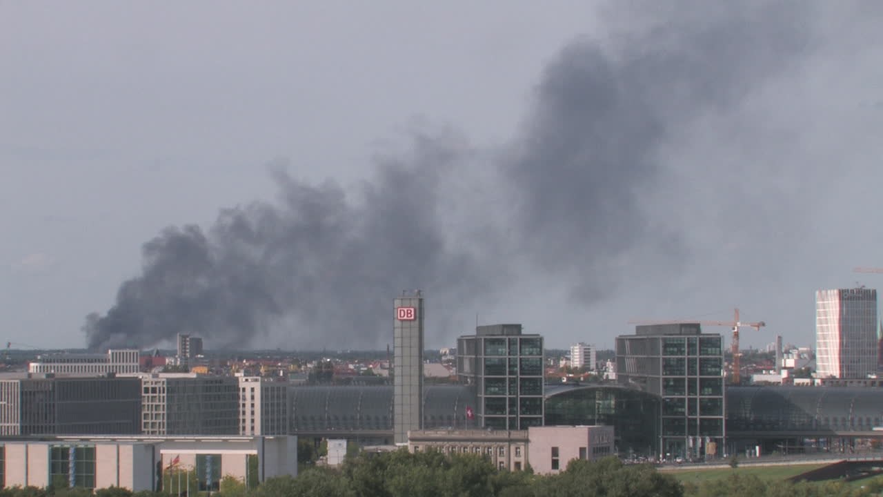 Großbrand in Berlin: Brandanschlag auf Flüchtlingsunterkunft?