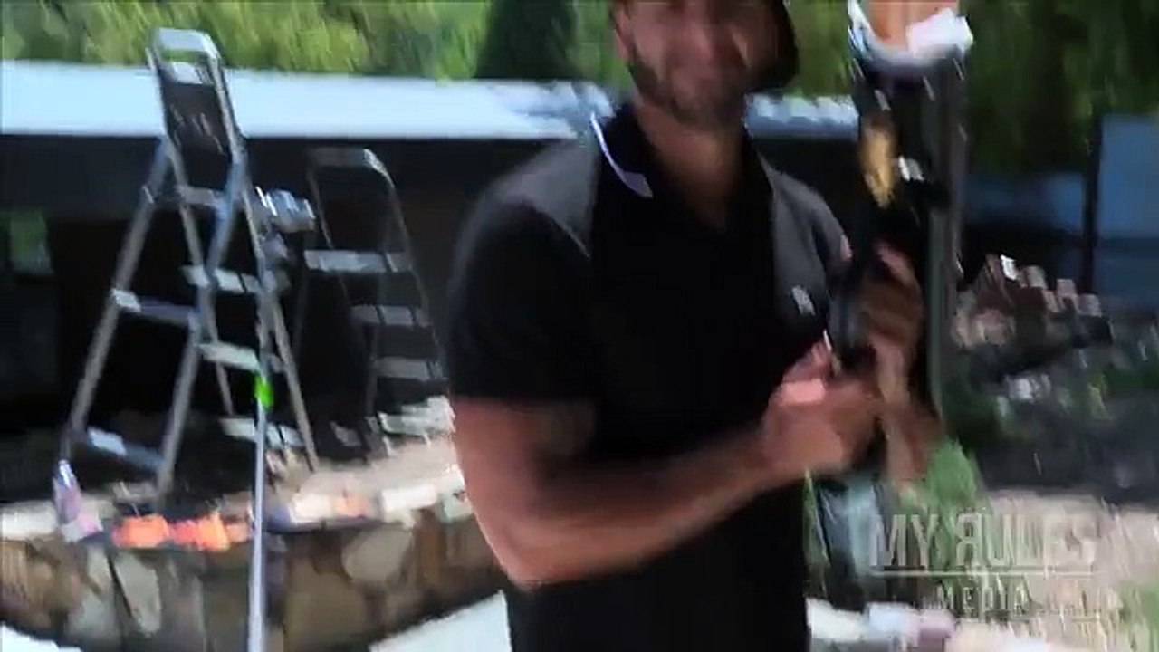 Regardez ce qui arrive quand on tire une Pizza sur une fesse d’une fille !