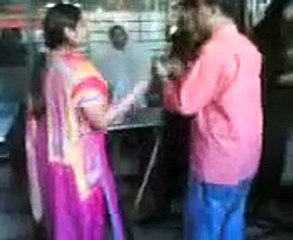 Daikhein Indian Police ks tarah aik khatoon ko bedardi sy mar rai hy