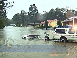 Наводнение в Австралии: вода течет через дома
