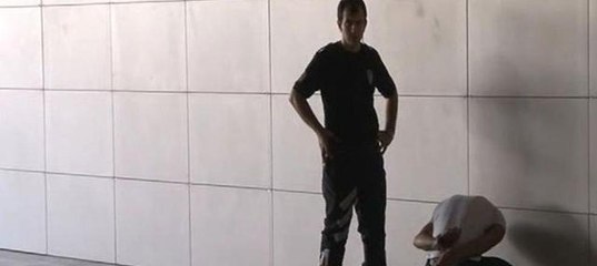 Metrobüs durağında silahlı şahıslar yakalandı