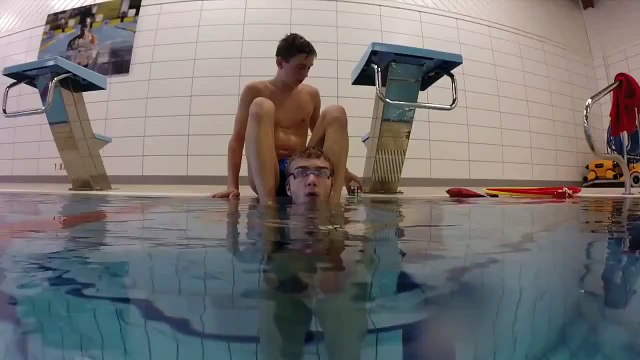 This guy solves 3 rubik's cube under water in one apnea... Crazy!