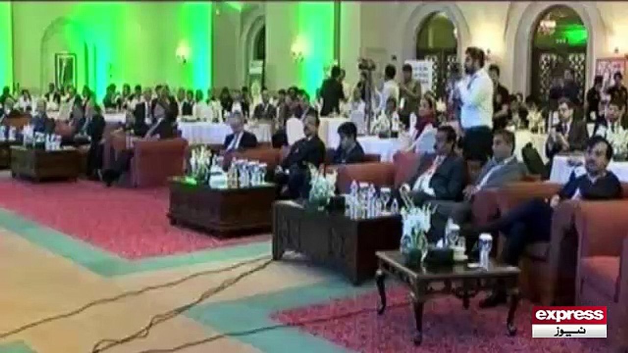 Malik Riaz against 5000 currency note