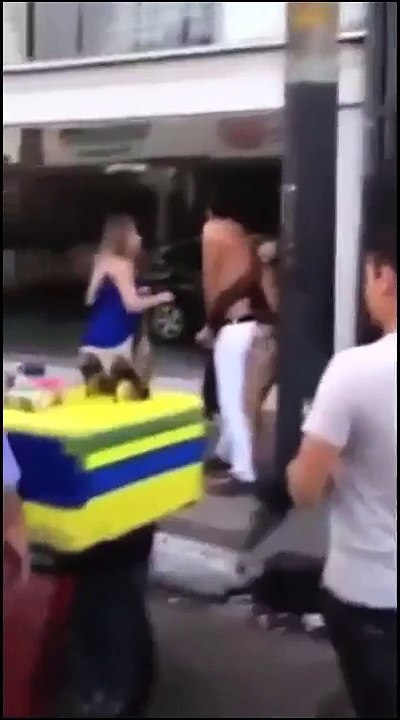 Elle maîtrise son copain à la force des jambes !