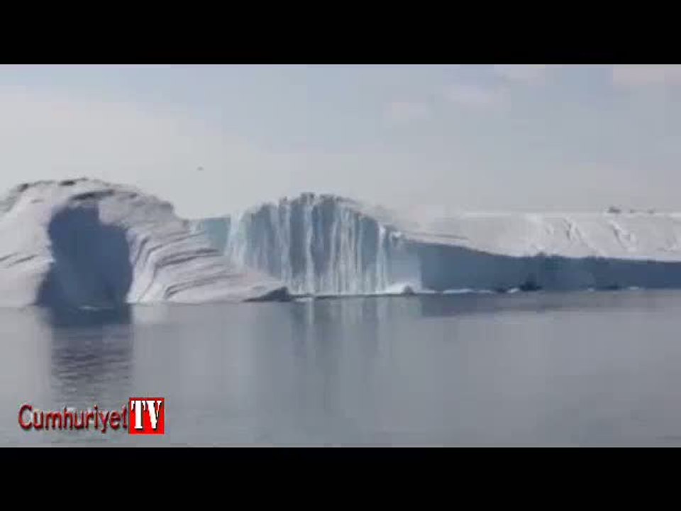 Dev buz dağı böyle parçalandı