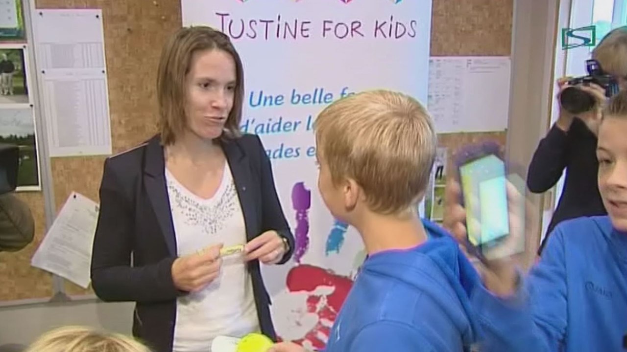 Justine Henin reçoit un chèque de 6500 euros pour sa fondation "Justine for kids"