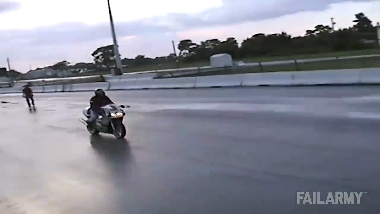 Deux stunters tentent d'échanger leur moto