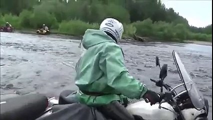 Rien n'arrête un Russe qui fait de la moto !