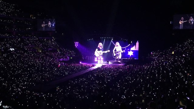 Taylor Swift et Phoebe Buffay (Lisa Kudrow) chantent Smelly Cat sur scène