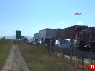 Devrilen TIR yolu kapattı
