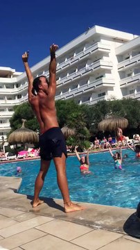 Ce prof va vous faire aimer l'aquagym - Danse énorme sur du Beyoncé!!!