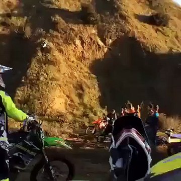 Saut de dingue en moto cross