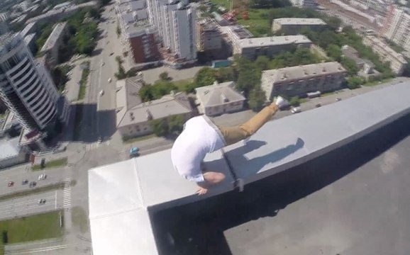 Cascades sur le toit d'un immeuble à 100 mètres de haut