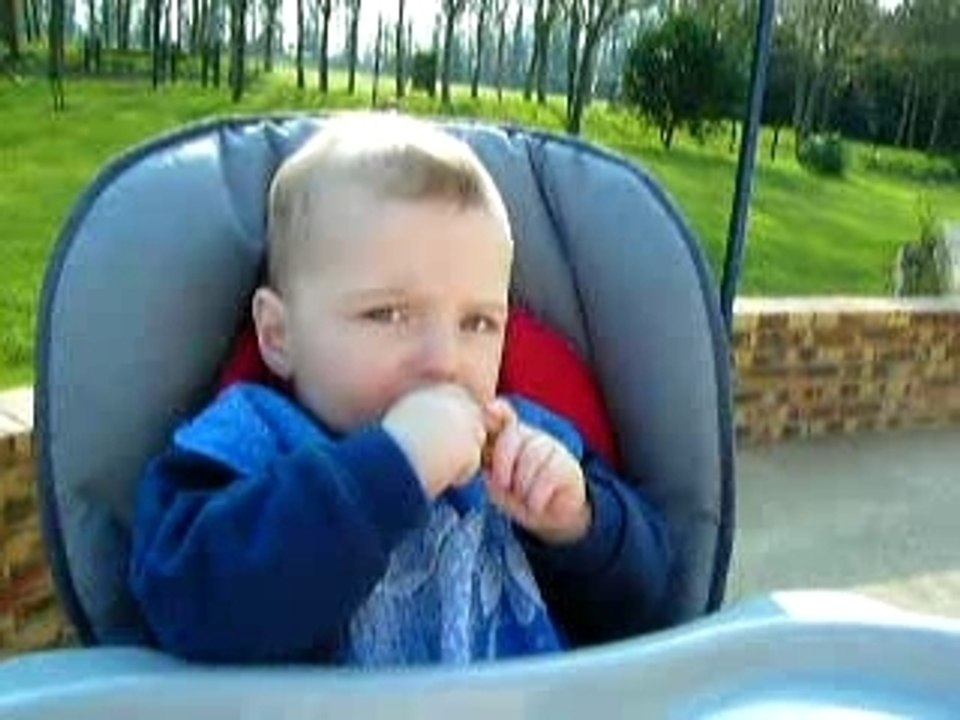 Kyllian mange son gateau