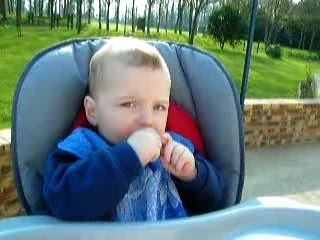 Kyllian mange son gateau