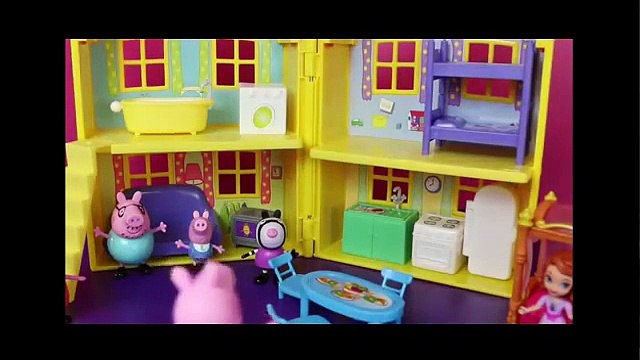 Peppa Pig and Sofia The First SLEEPOVER!!! Slumber Party Zoe Zebra Royal Bed DisneyCarToys