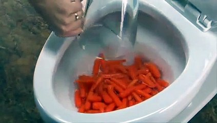 Il verse des carottes dans la toilette...Ce qui se passe est impressionnant