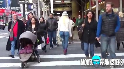 Model walks around New York City with no pants on_0