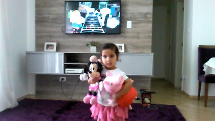 Rafaela dançando rock com peppa pig e minie