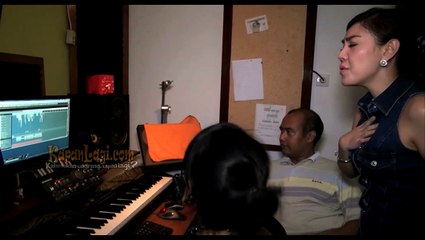 Intip Yuk Saat Take Vokal Bella Shofie ‘LIMA MENIT LAGI’