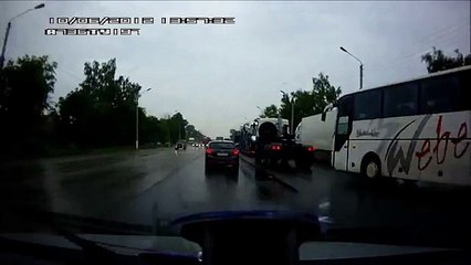 Fura damée voiture de tourisme et traîné à environ 300 mètres