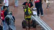 Usain Bolt se fait tacler par un cameraman en segway
