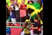 Cameraman chinês atropela e derruba Usain Bolt após a final dos 200 metros. Veja