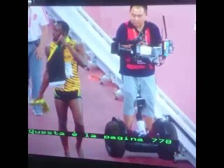 Farklı açılardan Usain Bolt'un kameramanla çarpıştığı an