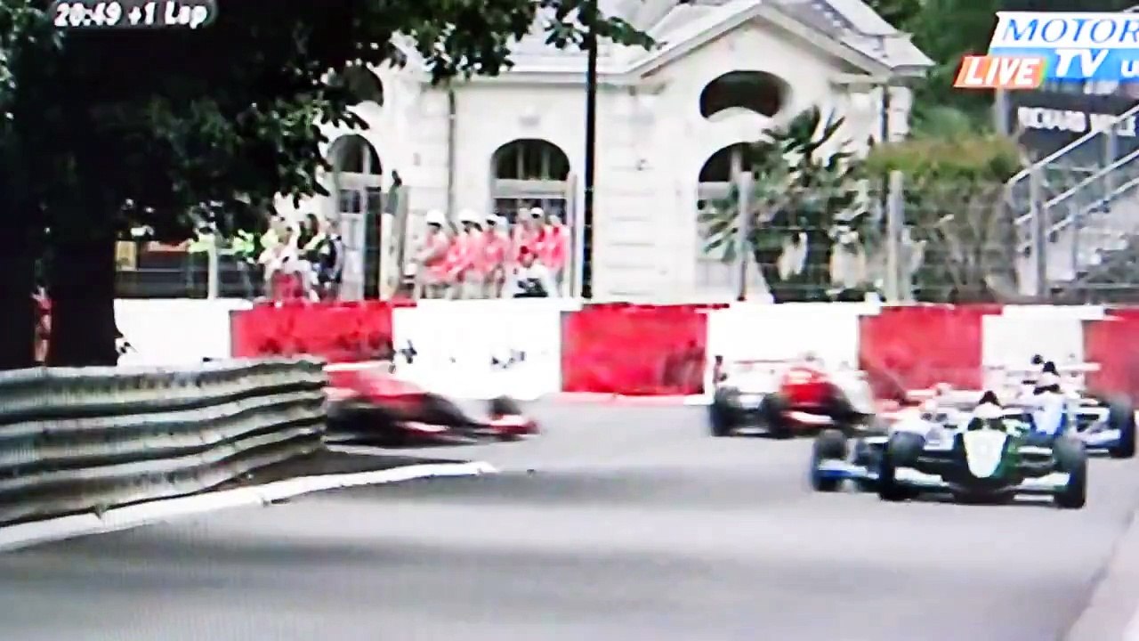 Formula Renault 2.0 Grand Prix De Pau - 5 Car Crash!