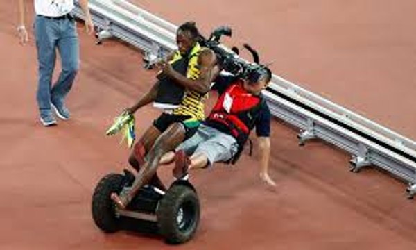 Usain Bolt renversé par un Segway après sa victoire au 200m