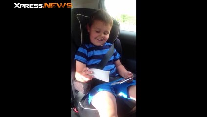 Une mère annonce à son fils qu'il va être grand frère