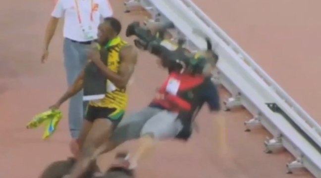 Usain Bolt renversé par un caméraman aux Mondiaux de Pékin