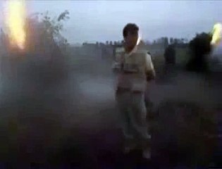 صحفي يغطي عملية حرق الزطلة....انظر ماذا حدث له هههه