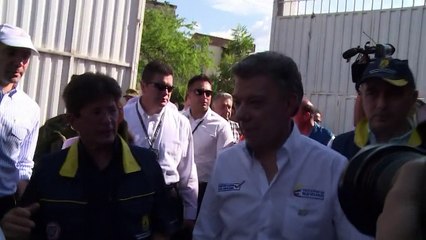 Santos visita deportados colombianos