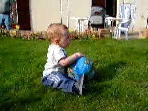 Kyllian joue au ballon