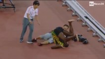 Chinese Cameraman falls on Usain Bolt after Men's 200m Final IAAF 2015