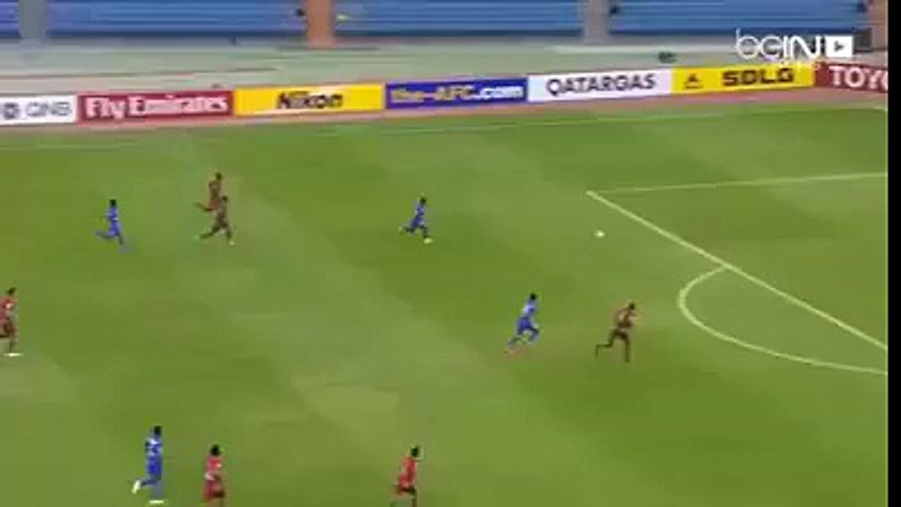 مهاجم يتفادي الإصابة ببراعة