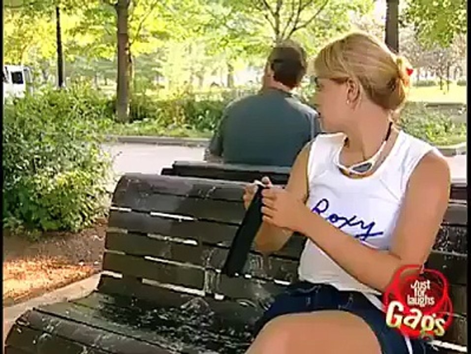La broma de los pantalones en el parque