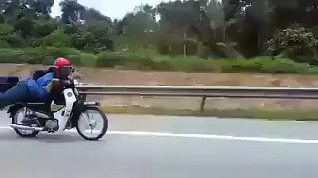 Aksi Konyol mengendari sepeda motor