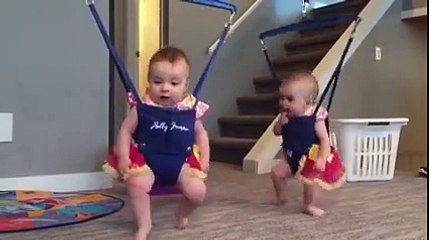 İkiz Bebeklerin Muhteşem Dansı