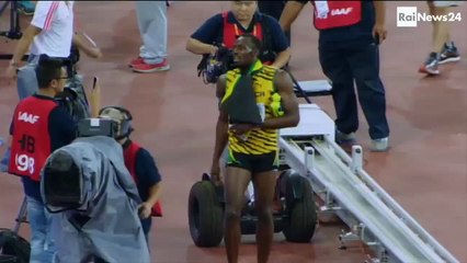 Usain Bolt renversé par un caméraman après sa victoire sur 200 m aux Mondiaux d’athlétisme