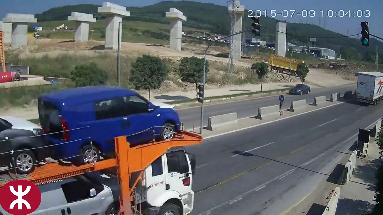 Accidents d'une voiture est écrasée par un camion par Miracle il somme tous vivant
