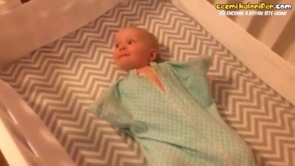 Kediyi Görünce Fazla Mutlu Olan Bebek