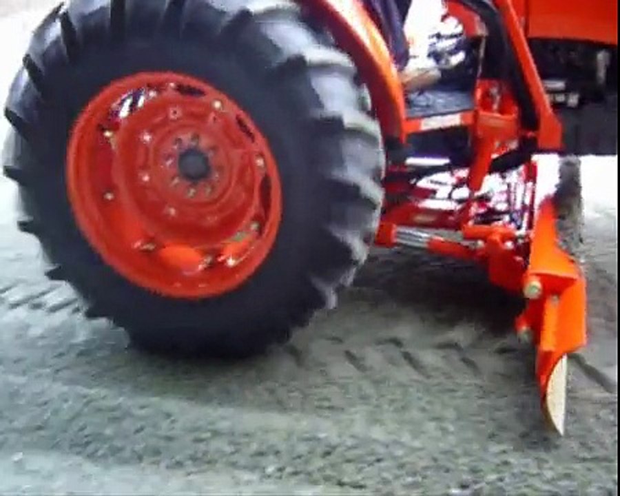 Neilo Kubota M7040 Tractor Grader in operation in restricted space