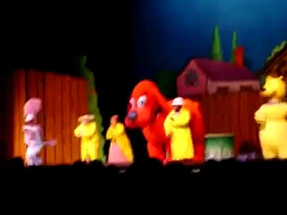 Clifford the big red dog play