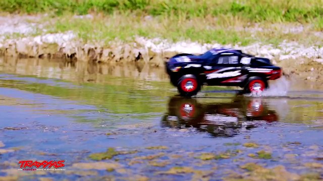 Slash 4X4 : Voiture RC qui roule sur l'eau