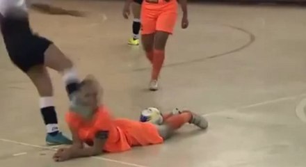 Humiliée tout un match, elle pète un câble et met un coup de pied dans la tête de son adversaire