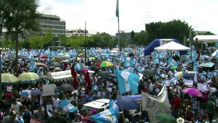 Miles exigen dimisión del presidente de Guatemala
